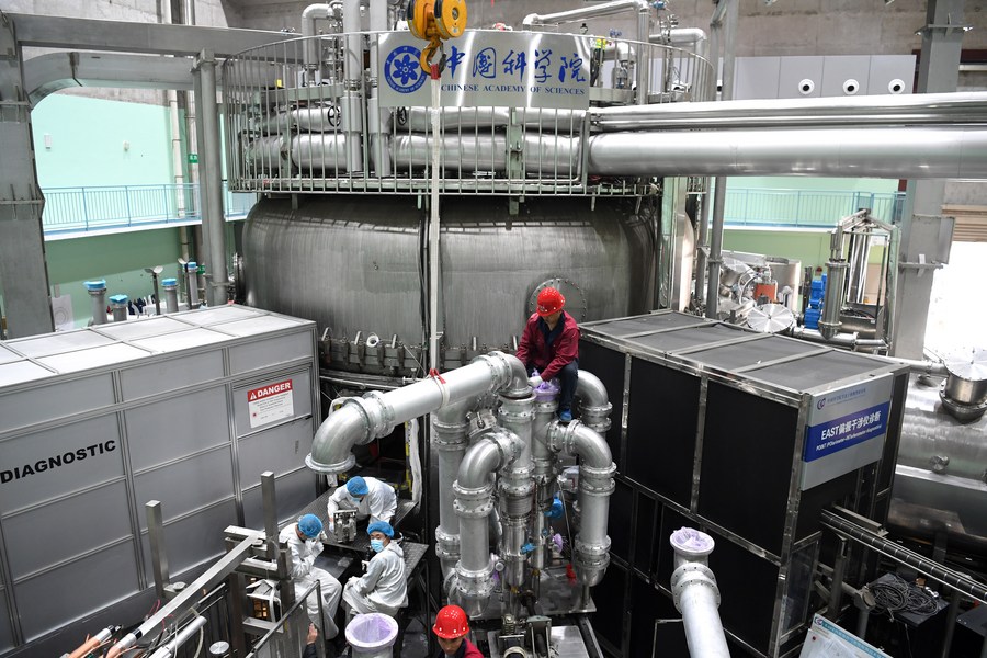 13 апреля 2021 года, сотрудники проводят модернизацию экспериментального усовершенствованного сверхпроводящего токамака /EAST/ в г. Хэфэй пров. Аньхой на востоке Китая. /Фото: Синьхуа/
