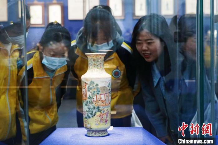 Выставка современных шедевров керамического искусства Цзиндэчжэня открылась в городе Синин