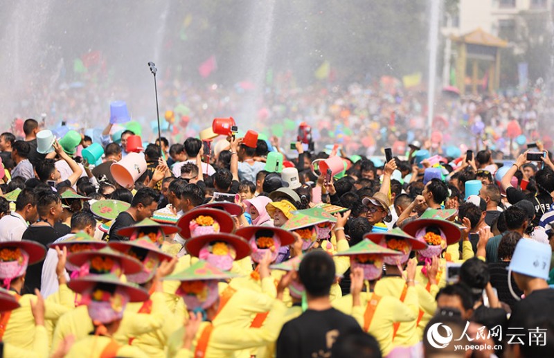 Десятки тысяч человек отмечают праздник обливания водой в городе Манши Юньнаня