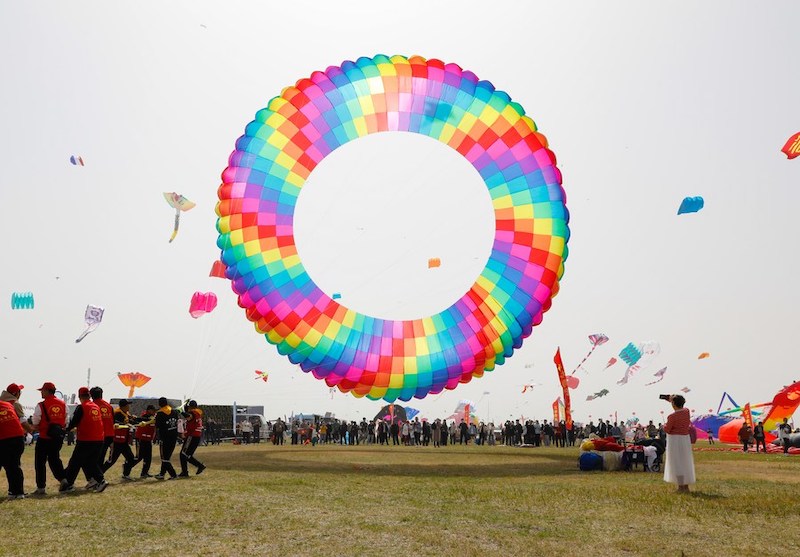 Вэйфанский международный фестиваль воздушных змеев привлекает любителей воздушных змеев из Китая и из-за рубежа