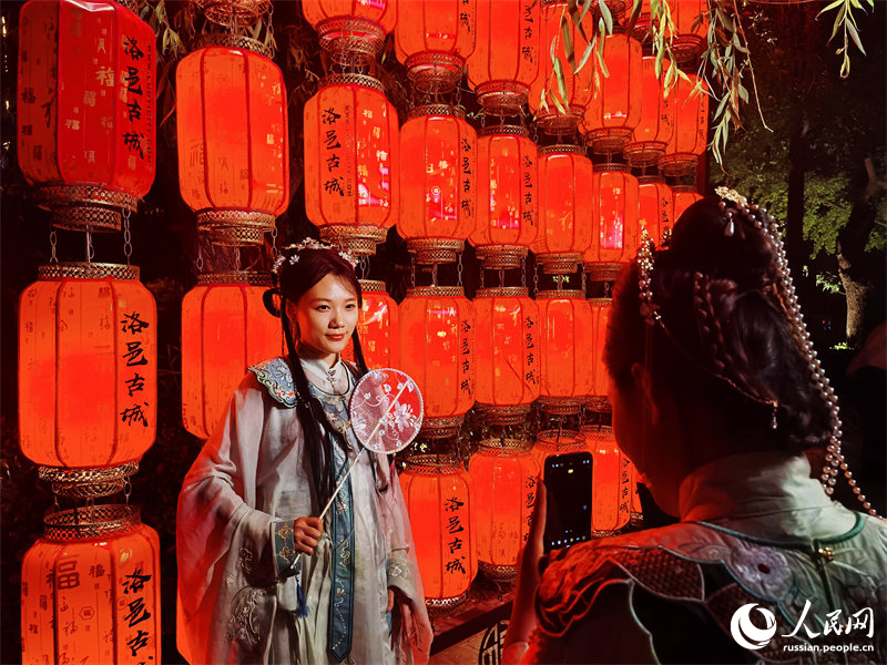 Красота традиционных костюмов ханьфу в древнем городе Лои Хэнаня