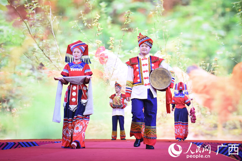 Показ костюмов малых народностей продемонстрировал красочную этническую культуру Гуанси