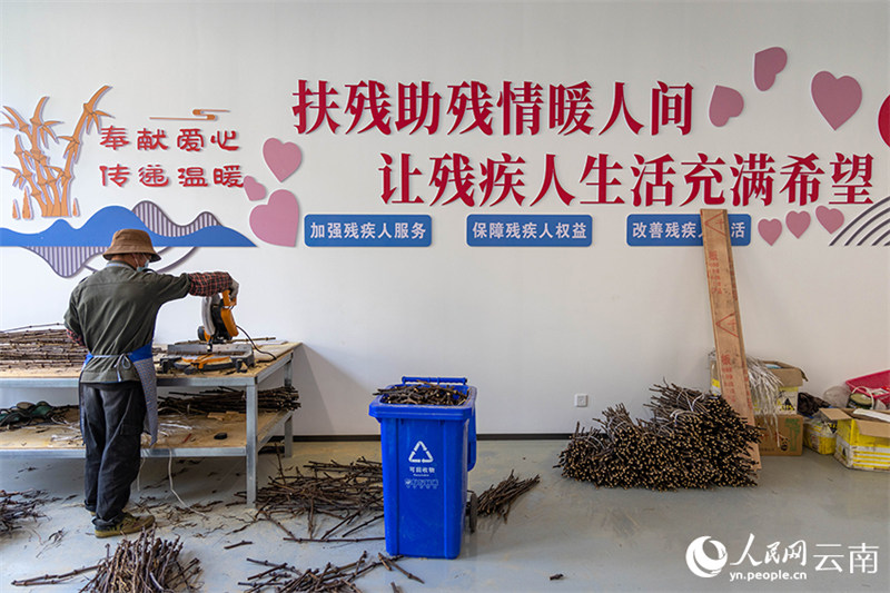 В китайском уезде Дагуань люди с ограниченными возможностями зарабатывают на бамбуковых изделиях
