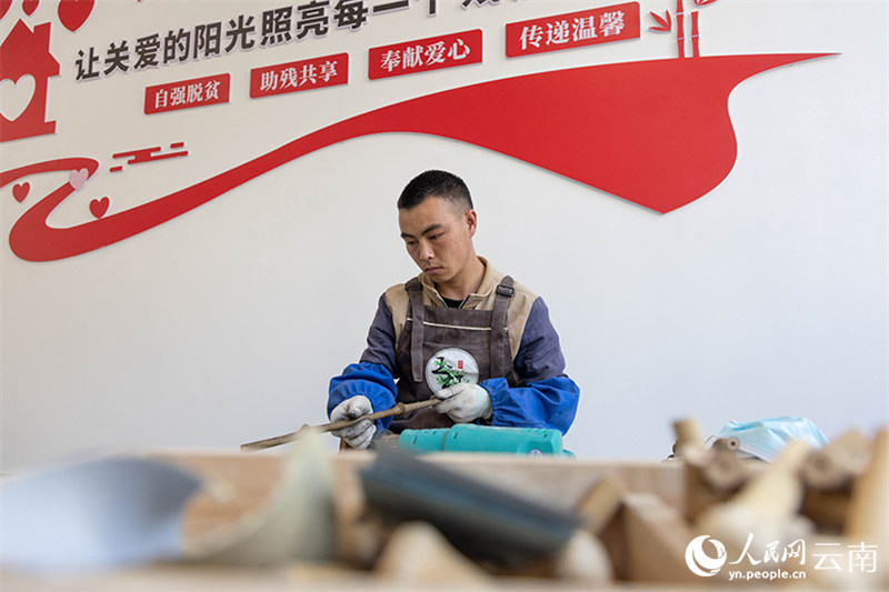 В китайском уезде Дагуань люди с ограниченными возможностями зарабатывают на бамбуковых изделиях
