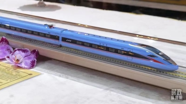  Макет китайского моторвагонного поезда «Фусин» продвигает совместное строительство «Одного пояса, одного пути» 