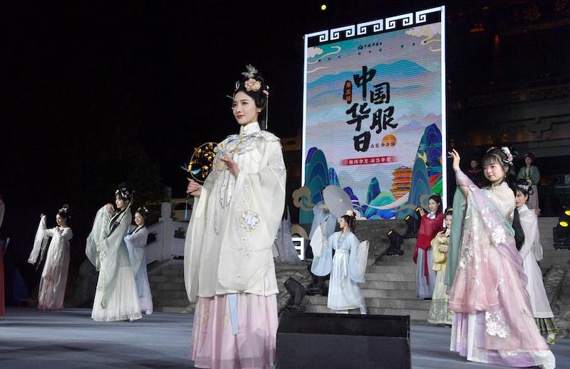 Празднование Дня китайского национального костюма привлекло много молодежи