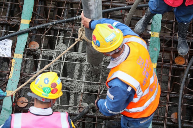 Строители заливают первый бетон на четвертом энергоблоке АЭС «Саньмэнь». Фото: корреспондент сайта «Жэньминьван» Ли Цяочу