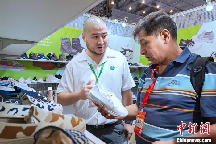 Сумма заказов Китайской международной обувной выставки в Цзиньцзяне достигла рекордных 31,16 млрд юаней