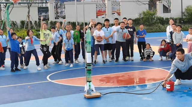 Ученики начальной школы в Чжэцзяне сконструировали ракету из пластиковых бутылок