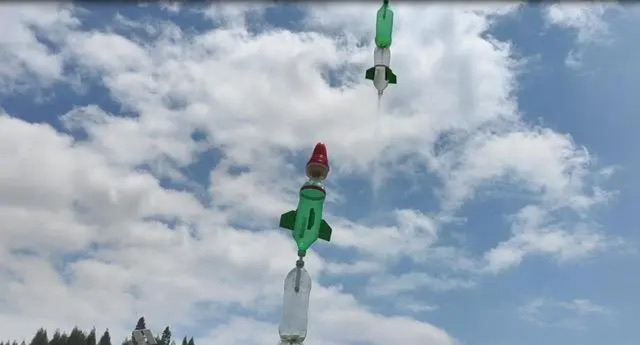 Ученики начальной школы в Чжэцзяне сконструировали ракету из пластиковых бутылок