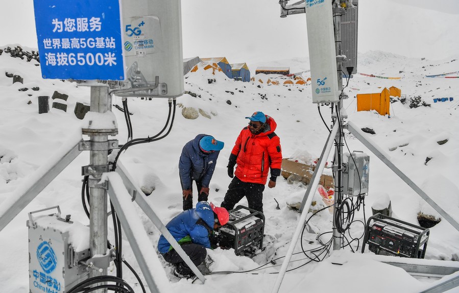 21 мая 2020 года, Тибетский автономный район, Китай. Сотрудники компании China Mobile тестируют сигналы базовой станции 5G, построенной на высоте 6500 метров над уровнем моря в передовом лагере на горе Джомолунгма в Тибетском автономном районе на юго-западе Китая. /Фото: Синьхуа/