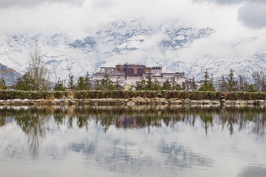 30 марта 2023 года, вид на дворец Потала в городе Лхаса /Тибетский АР, Юго-Западный Китай/ после снегопада. /Фото: Синьхуа/