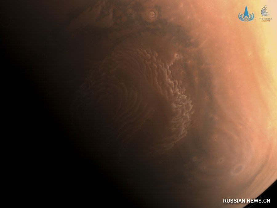 На фото, опубликованном 4 марта 2021 года Китайским национальным космическим управлением /CNSA/, изображение Марса в высоком разрешении, сделанное китайским зондом "Тяньвэнь-1". /Фото предоставлено CNSA информагентству Синьхуа/