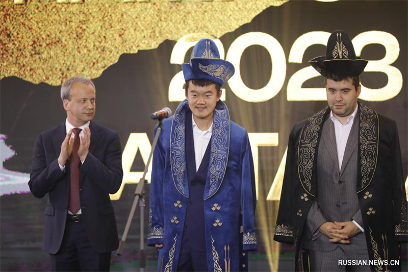 Дин Лижэнь присутствовал на церемонии награждения победителей чемпионата мира по шахматам ФИДЕ