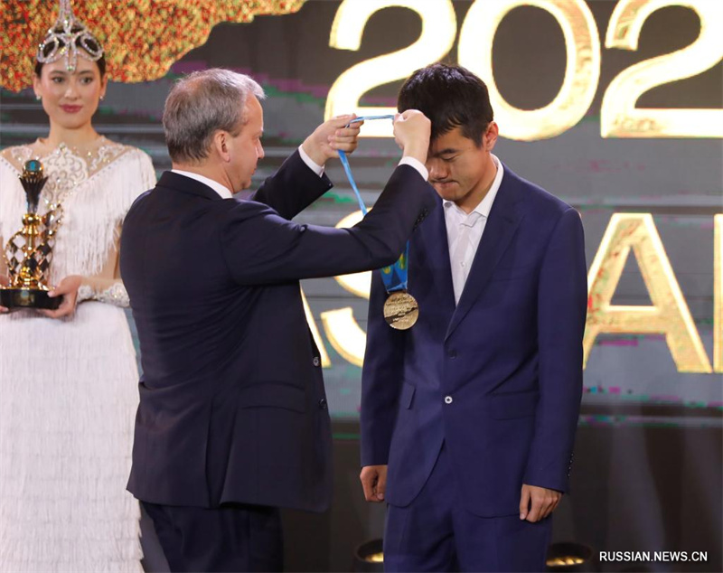 Дин Лижэнь присутствовал на церемонии награждения победителей чемпионата мира по шахматам ФИДЕ