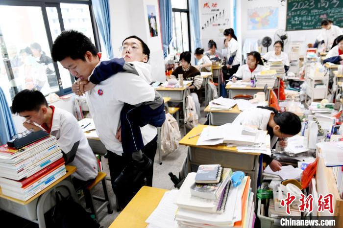 Старшеклассник из Цзянси несколько лет носит одноклассника-инвалида на руках на занятия
