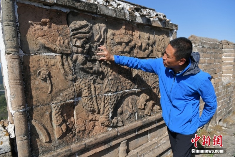 На участке Цзиньшаньлин Великой Китайской стены обнаружена каменная плита с изображением цилиня