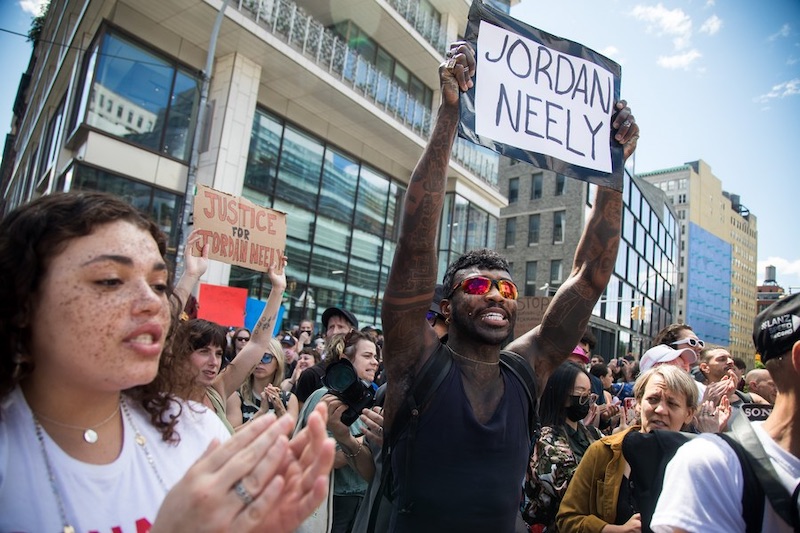 Продолжаются протесты в связи со смертью чернокожего мужчины в метро Нью-Йорка