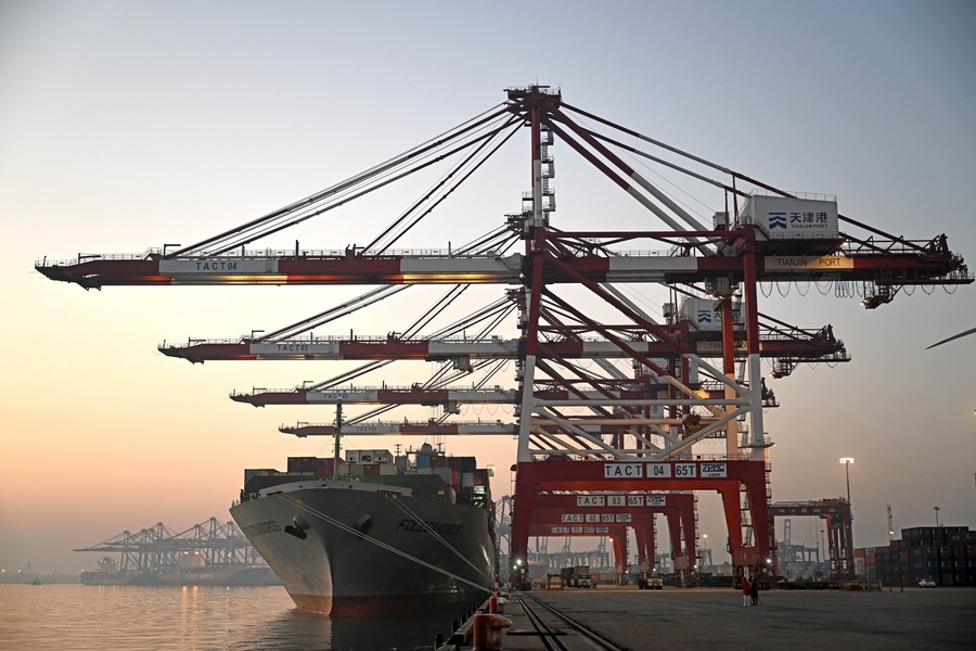 1 января 2023 года, контейнеровоз в порту Тяньцзинь на севере Китая. /Фото: Синьхуа/