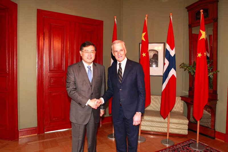 Китай стремится продвигать сотрудничество с Норвегией -- глава МИД КНР