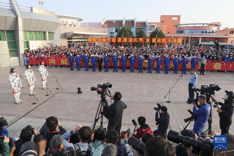 Состоялась церемония проводов китайских космонавтов, выполняющих миссию "Шэньчжоу-16"