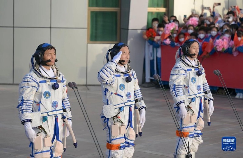 Состоялась церемония проводов китайских космонавтов, выполняющих миссию "Шэньчжоу-16"