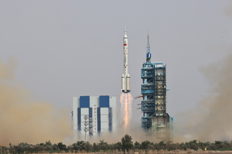Китай запустил пилотируемый космический корабль "Шэньчжоу-16"