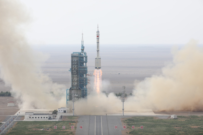 Китай запустил пилотируемый космический корабль "Шэньчжоу-16"
