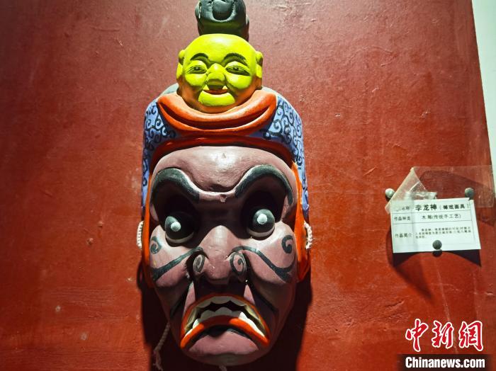 Китаянка вырезает деревянные маски традиционной оперы «носи»