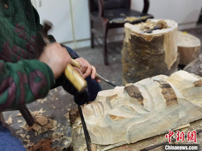 Китаянка вырезает деревянные маски традиционной оперы «носи»