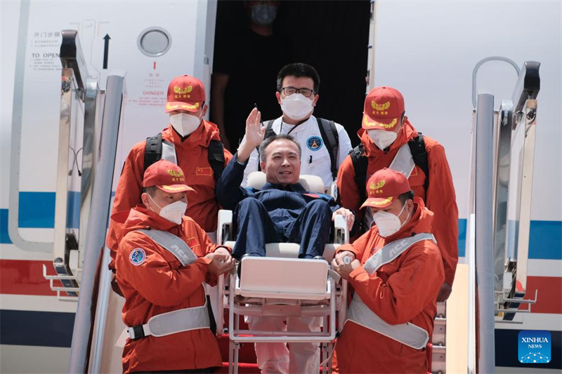 Экипаж китайского пилотируемого космического корабля "Шэньчжоу-15" прибыл в Пекин