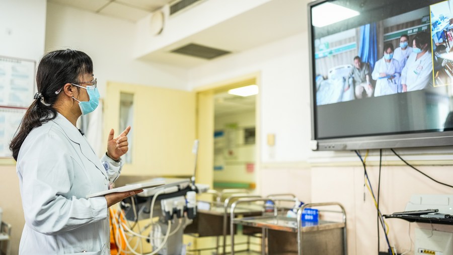 25 мая, в Гуйчжоуской народной больнице в городе Гуйян, административном центре провинции Гуйчжоу на юго-западе Китая, врач дает консультацию пациенту с помощью платформы дистанционного лечения 5G+. /Фото: Синьхуа/