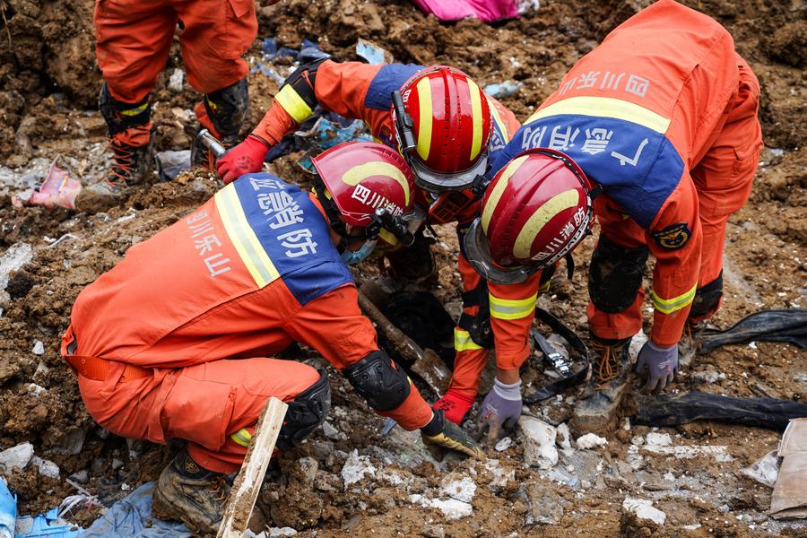 4 июня, Лэшань /провинция Сычуань/, спасатели на месте обрушения горной массивы. /Фото: Синьхуа/