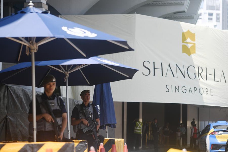 2 июня, Сингапур, наряд полиции возле отеля Шангри-Ла -- места проведения конференции "Диалог Шангри-Ла". /Фото: Синьхуа/