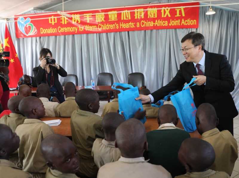 Посольство КНР в Зимбабве передало пожертвование местному детскому дому