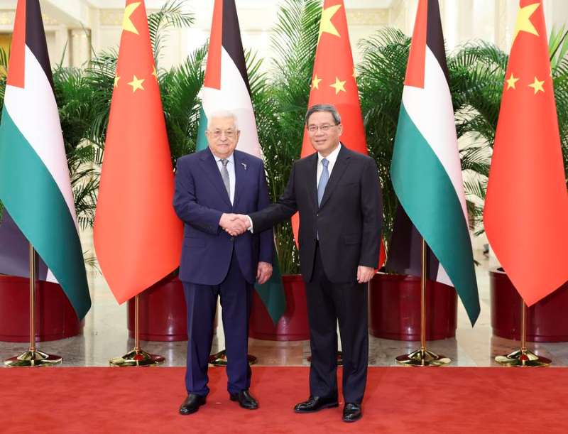 Премьер Госсовета КНР провел встречу с президентом Палестины