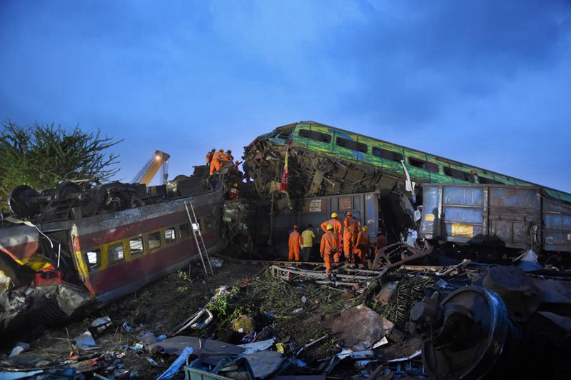 3 июня, Баласор /Восточная Индия/, на месте железнодорожной катастрофы. /Фото: Синьхуа/