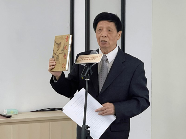 Автор сборника Яо Пэйшэн делится своими впечатлениями на презентации.