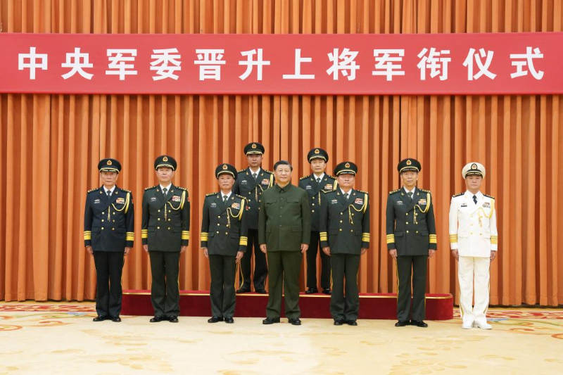 Си Цзиньпин вручил свидетельства о присвоении звания генерала-полковника двум военным офицерам