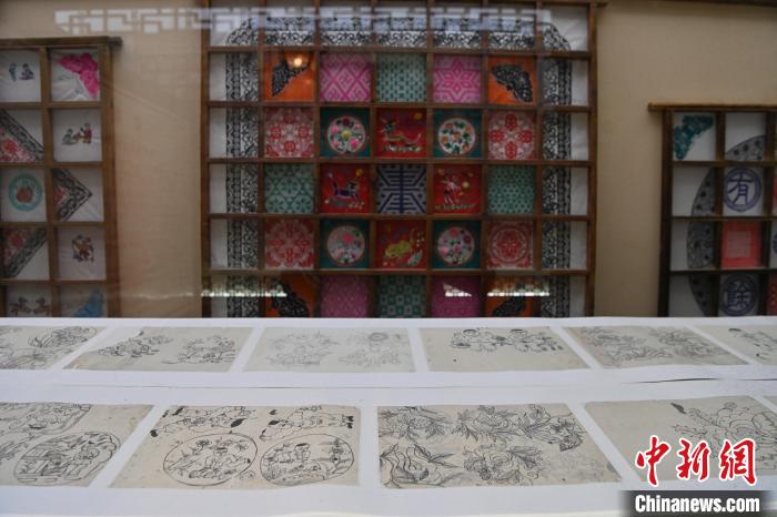 В Ганьсу проходит выставка бумажных узоров на окна