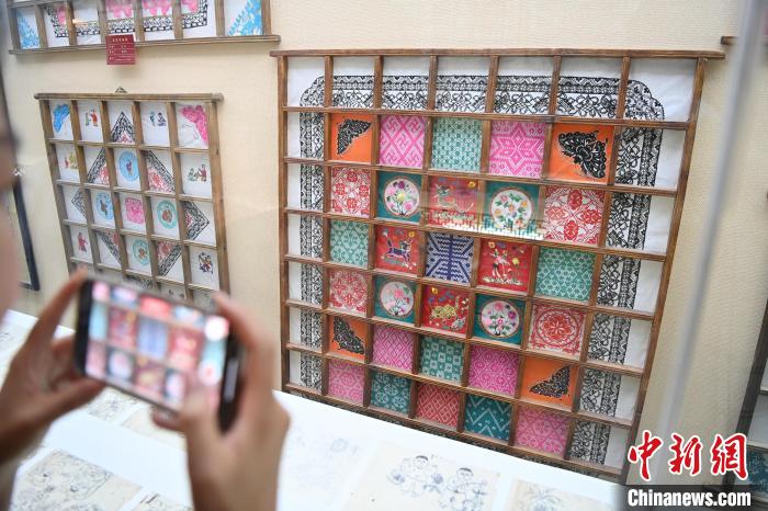 В Ганьсу проходит выставка бумажных узоров на окна