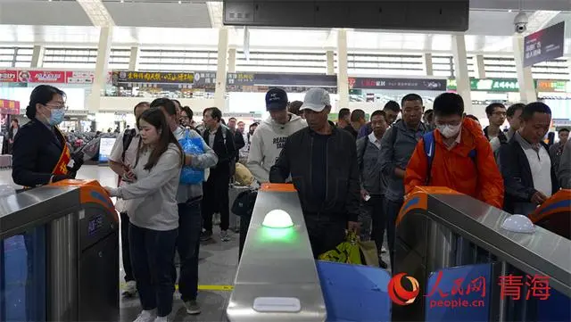 Скоростные поезда "Фусин" запущены на участке Синин -- Голмуд железнодорожной магистрали Цинхай -- Тибет