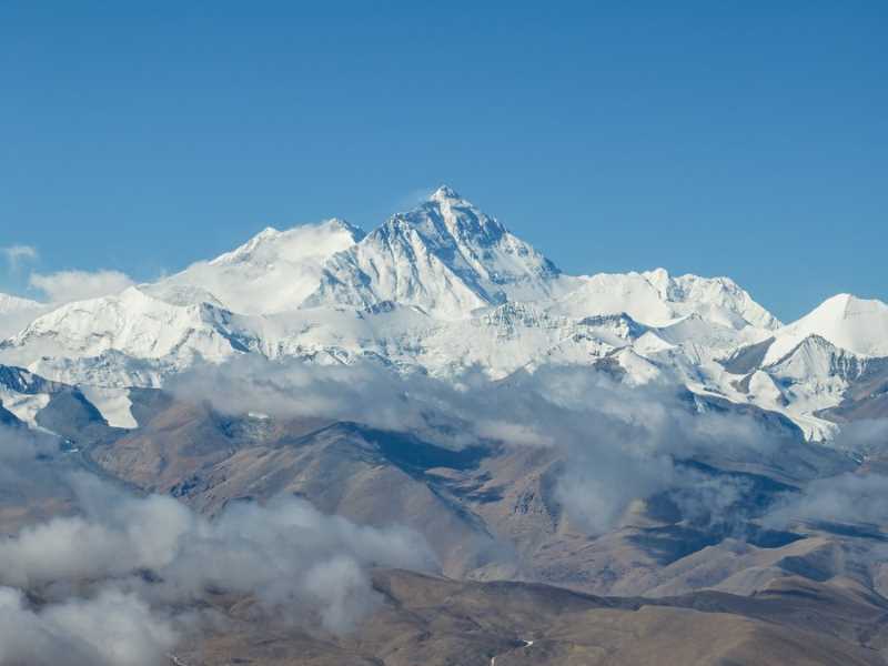Китайская экспедиционная группа измерила толщину снега на вершине горы Джомолунгма