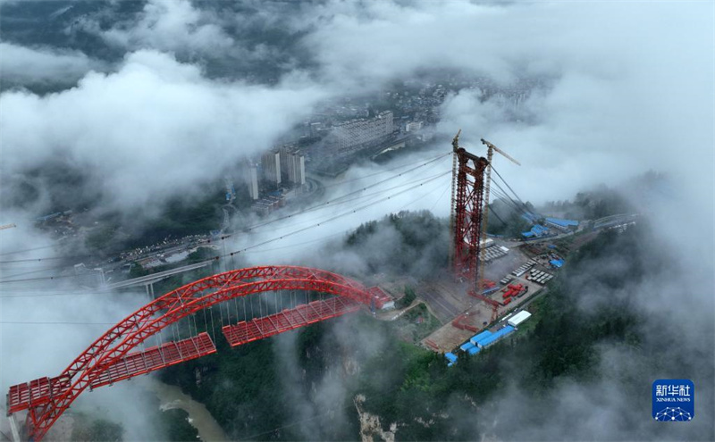 Большой мост через реку Лоушуй в провинции Хубэй