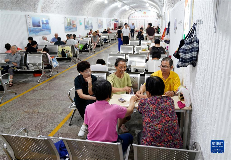 Жители Китая спасаются от жары в бомбоубежищах и подземных станциях
