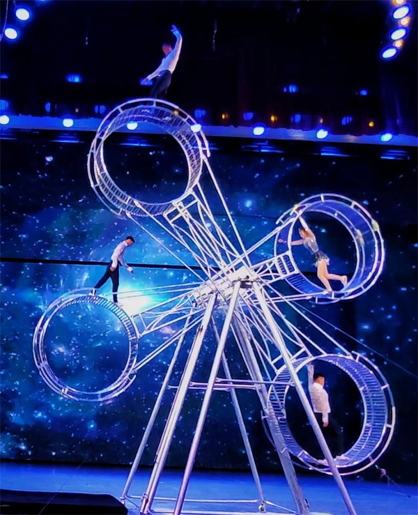 Традиционное акробатическое искусство уезда Уцяо на севере Китая