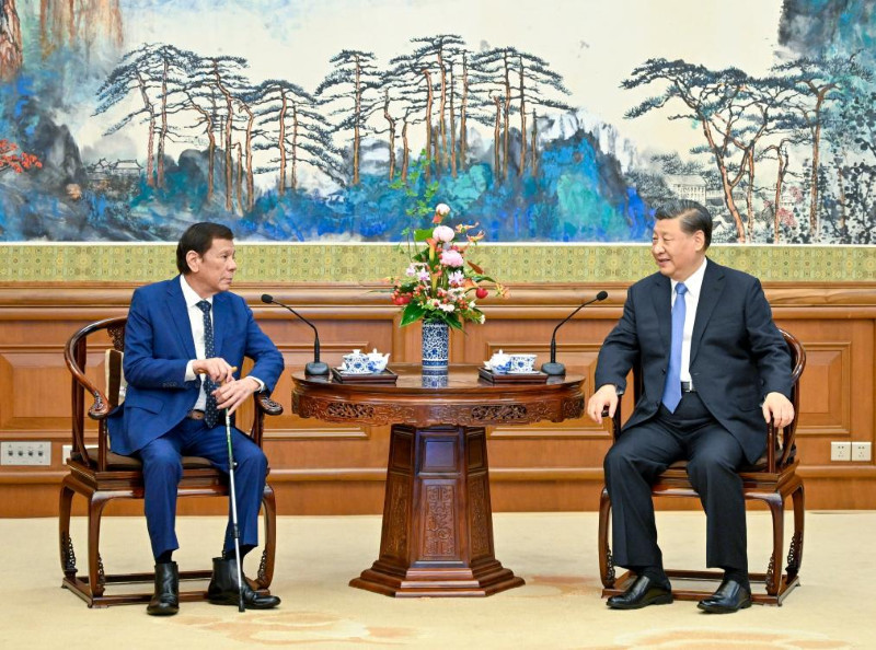 Си Цзиньпин встретился с экс-президентом Филиппин Р. Дутерте