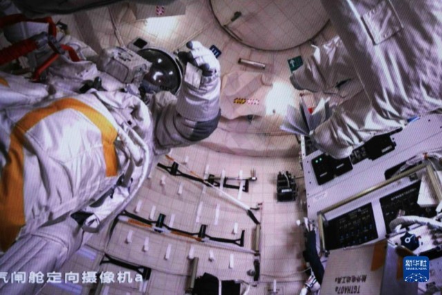 Члены экипажа "Шэньчжоу-16" завершили первый выход в открытый космос