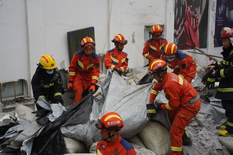 11 человек спасены после обрушения потолка в школьном спортзале на северо-востоке Китая