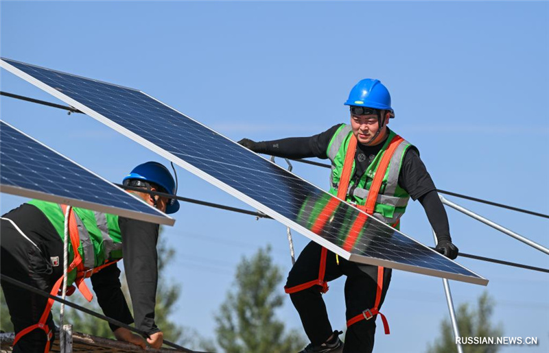 В пустыне Кубуци АР Внутренняя Монголия интенсивно идет строительство солнечной электростанции